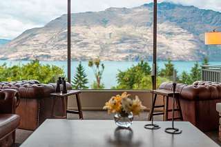 The lounge and bar beside the casino floor at Ben Lomond Stay